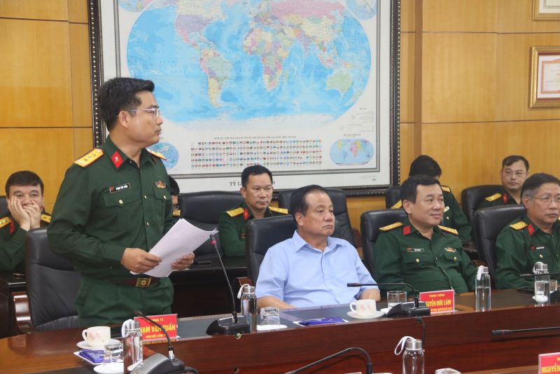 Đ/c Thượng tá Phạm Văn Tuấn - Giám đốc Công ty phát biểu tại buổi gặp mặt.