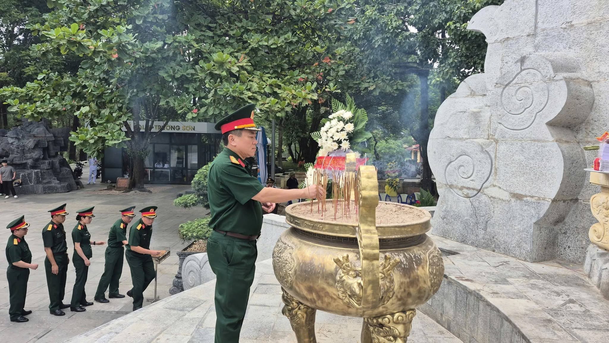 NGÀY THỨ 2 TRONG HÀNH TRÌNH TRI ÂN CÁC ANH HÙNG LIỆT SỸ CỦA ĐOÀN CÁN BỘ CÔNG TY ĐÓNG TÀU HỒNG HÀ