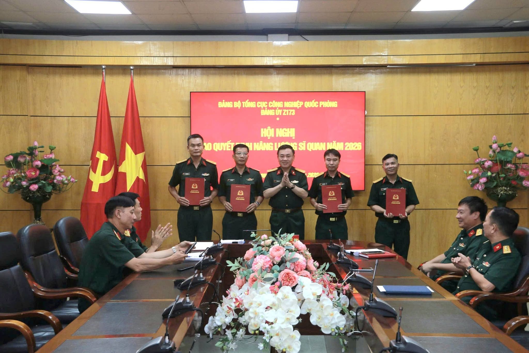 ĐẢNG UỶ Z173 TỔ CHỨC CÔNG BỐ VÀ TRAO QUYẾT ĐỊNH NÂNG LƯƠNG CÁN BỘ NĂM 2026